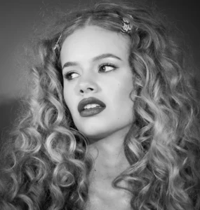 Black & white actress headshot of a female model by Dick Lloyd Photography